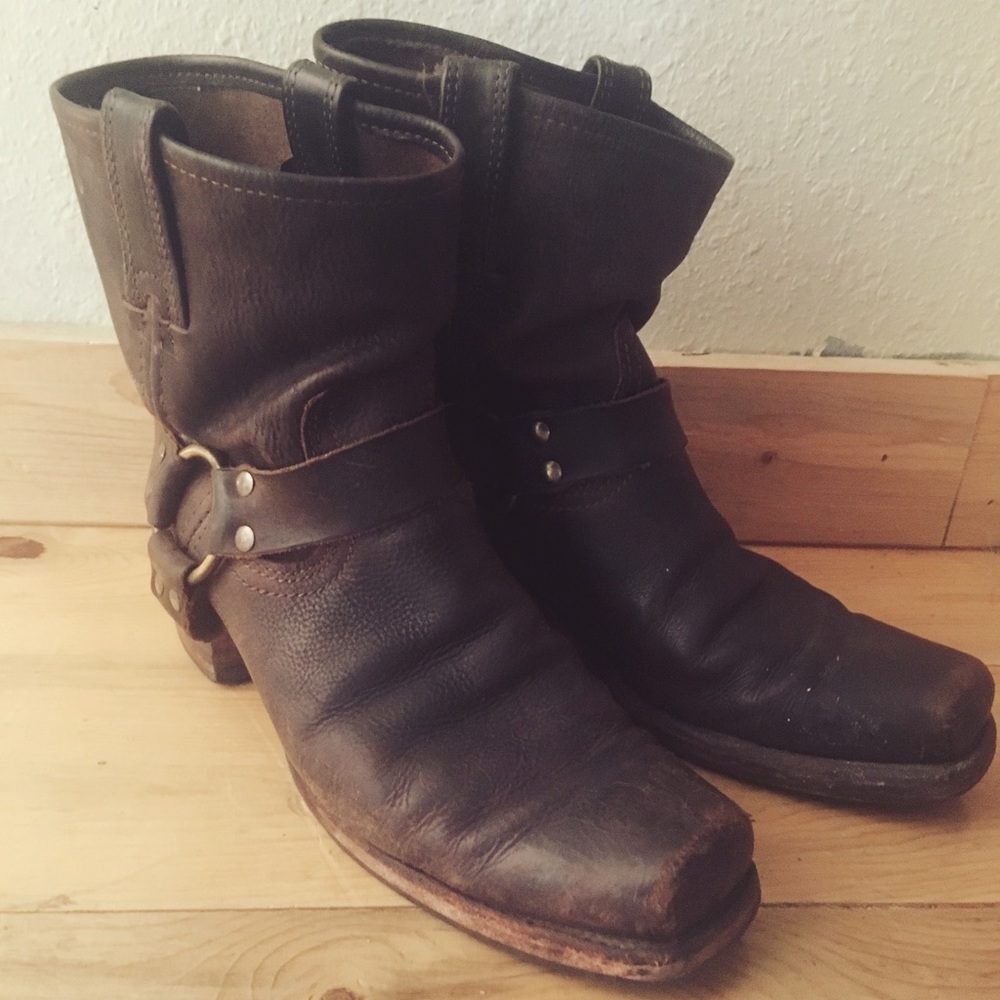 Frye harness 8R booties